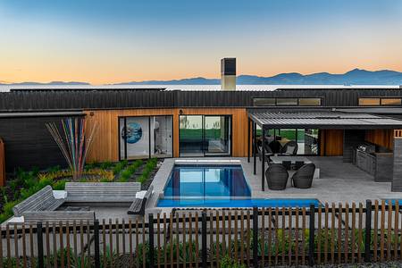 Nelson Wedding Accommodation: Tasman Cliffs