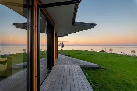 Nelson Wedding Accommodation: Tasman Cliffs